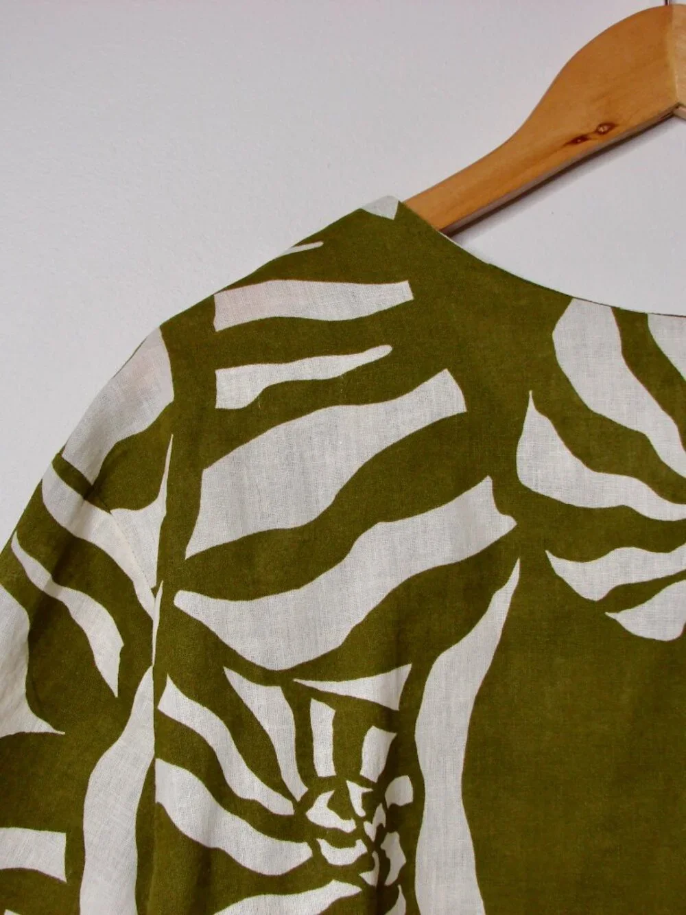 H&M Linen Blend Green White Tie Front Blouse Tropical Summer NEW NWT Large - Picture 12 of 13
